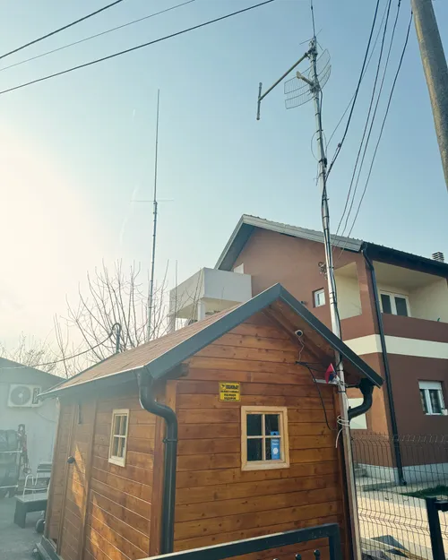 Брвнара у дворишту — ту живи цео home lab (и моја радио опрема).